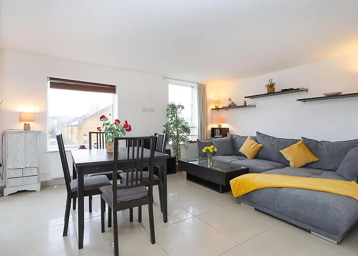 2-Bed 2-Bath Flat Around The Corner From Portobello Market