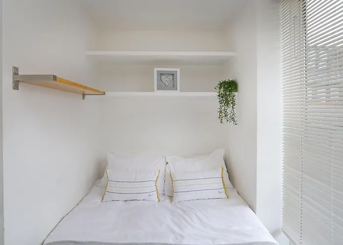 2-Bed 2-Bath Flat Around The Corner From Portobello Market