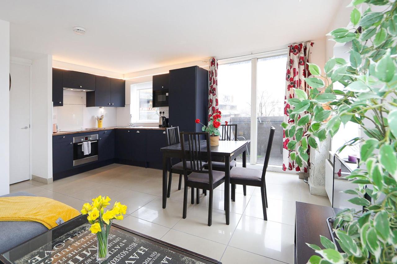 Апартаменты 2-bed 2-bath Flat Around The Corner From Portobello Market *