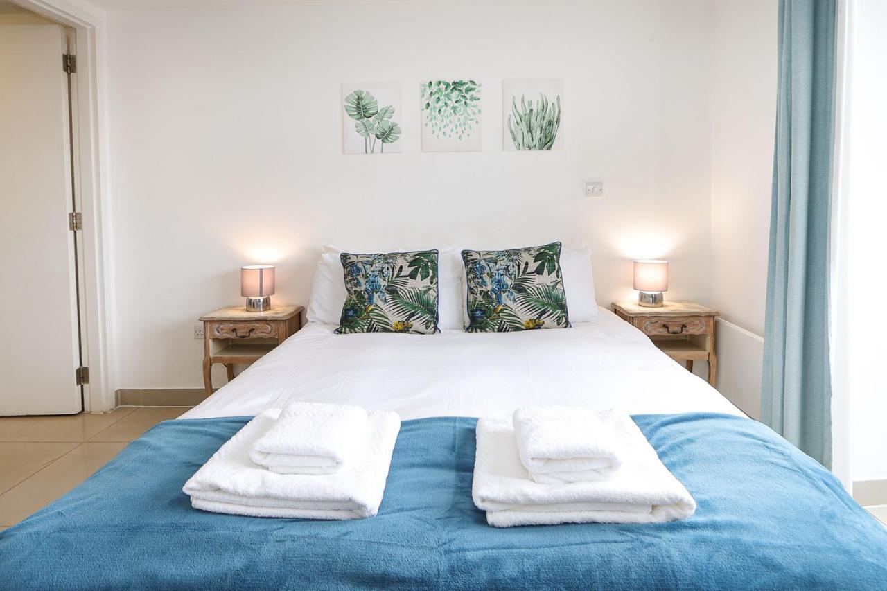 Апартаменты 2-bed 2-bath Flat Around The Corner From Portobello Market Лондон