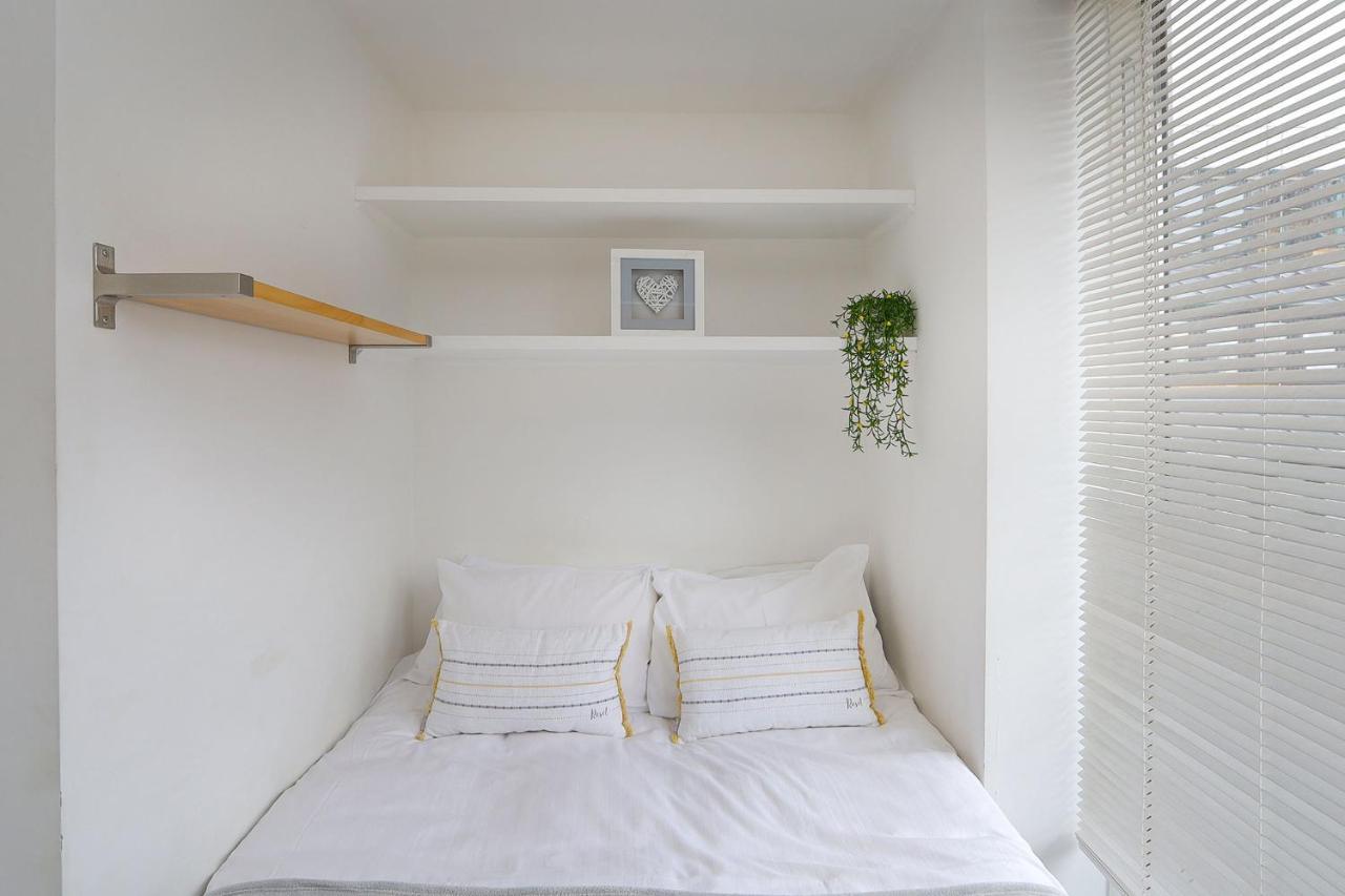 Апартаменты 2-bed 2-bath Flat Around The Corner From Portobello Market Лондон